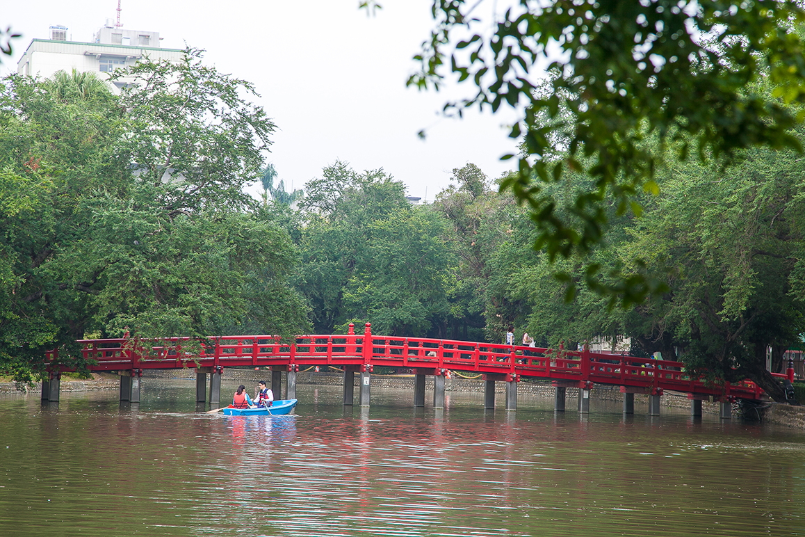 A couple rowing in a blue boat on Taichung Park's lake