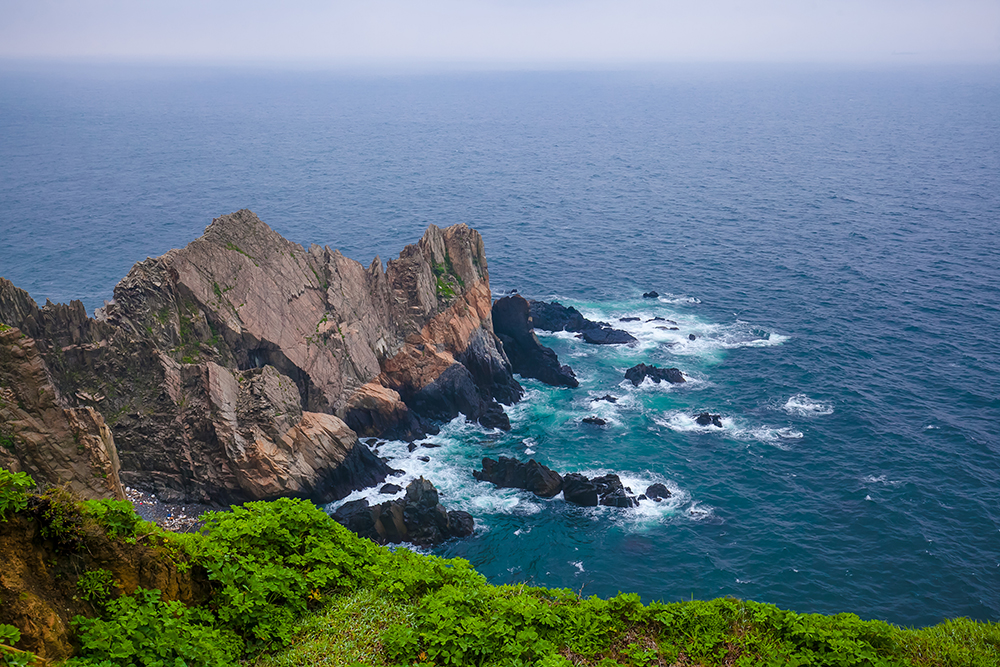 Beautiful cliffs with three colors on the island of Dongyin