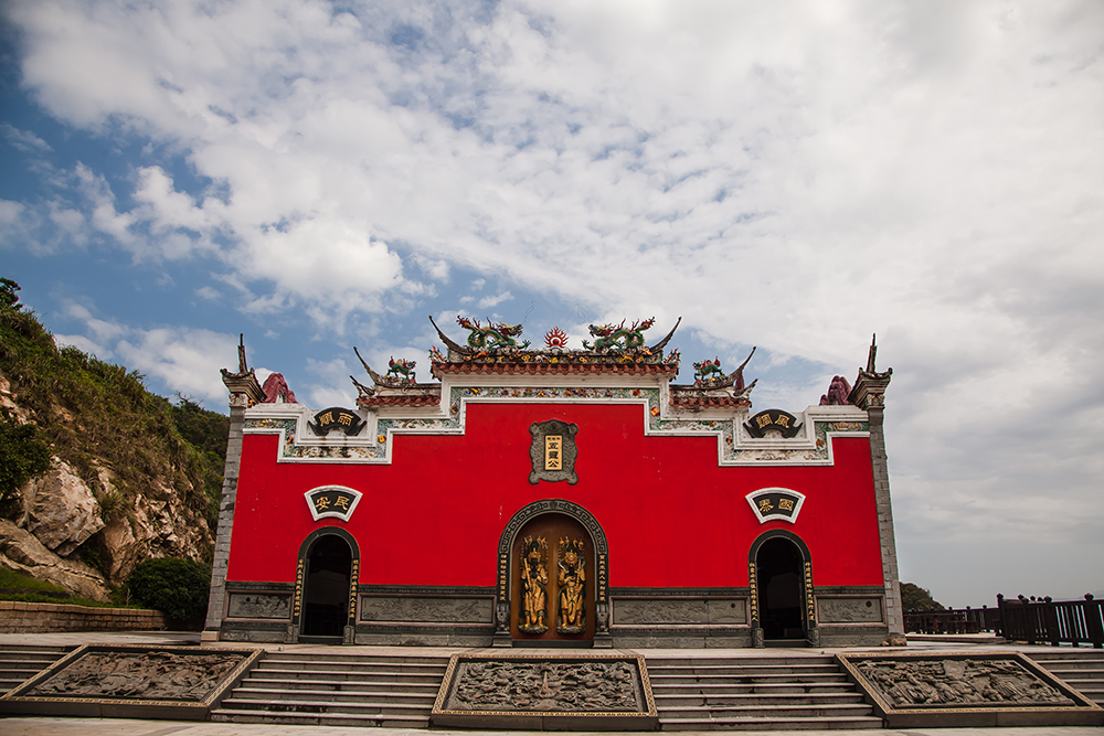 Bright red Wulinggong Temple at Niujiao Village