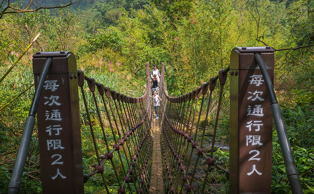 Small suspension bridge on the way to the second waterfall