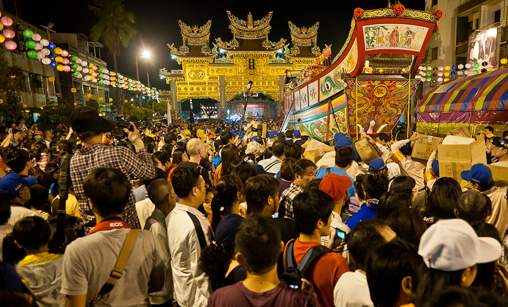 Crowd following the boat during the Donggang King Boat Ceremony