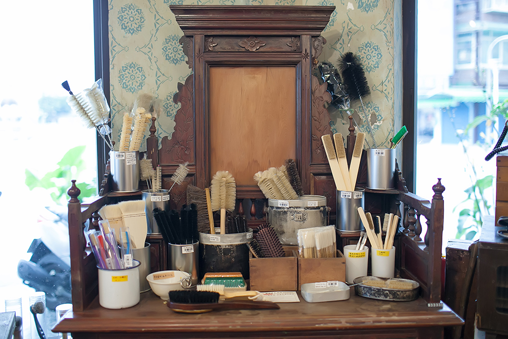 Nostalgic brushes at A Zhi Bao Handicrafts