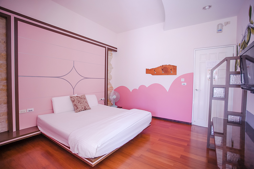 Pink guestroom of Hao Ho Homestay