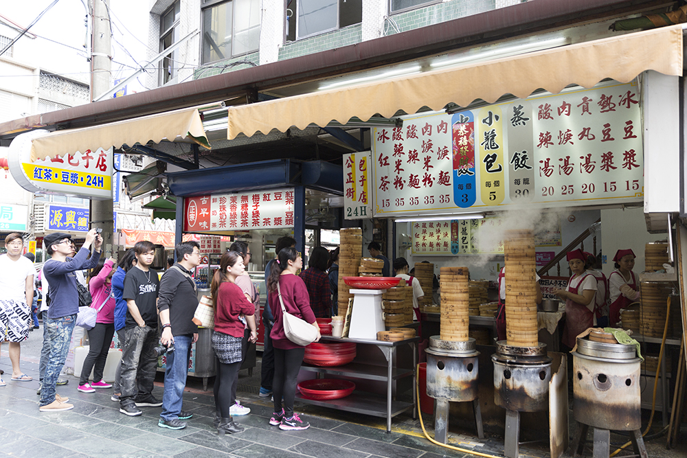 People waiting in line outside Gongzheng Buns