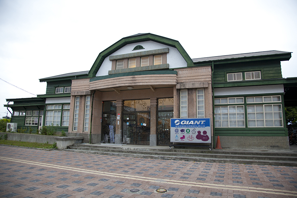 Old Guanshan Railway Station housing the Giant Cycling Service Center