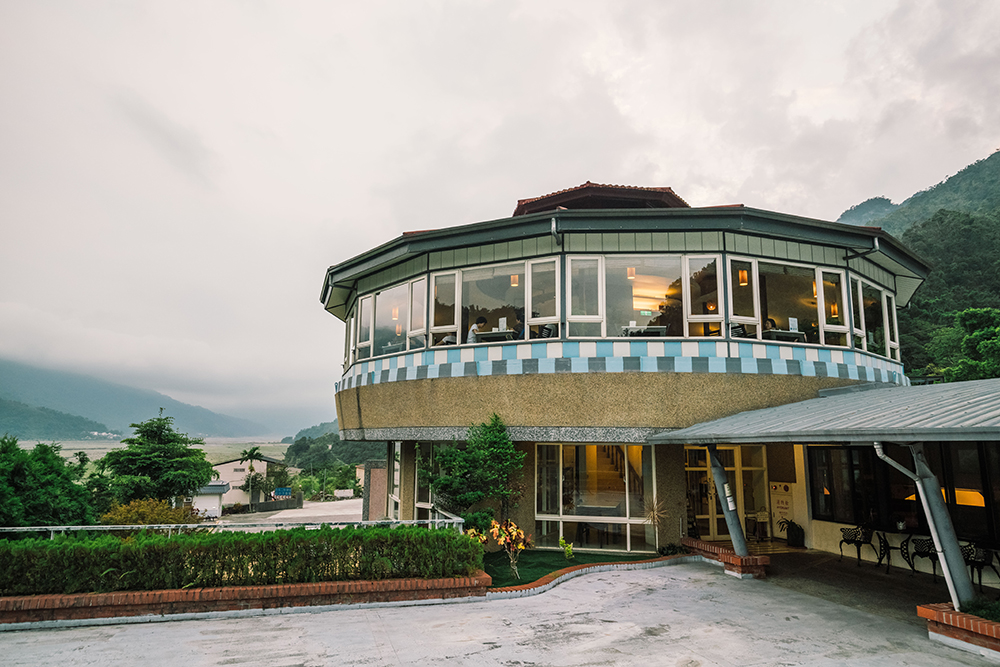 Ying Shih Guest House main building and revolving restaurant