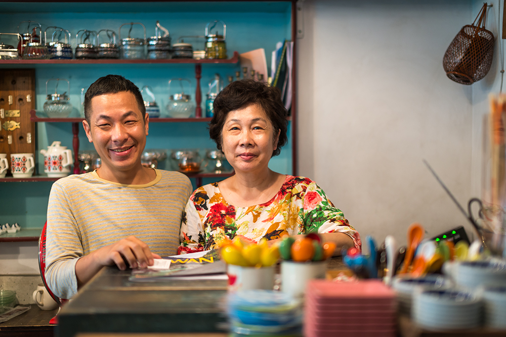 Owner of Luzao Teahouse and his mother