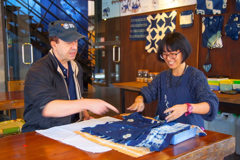 Learning dyeing at Zhuo Ye Indigo Dyeing House