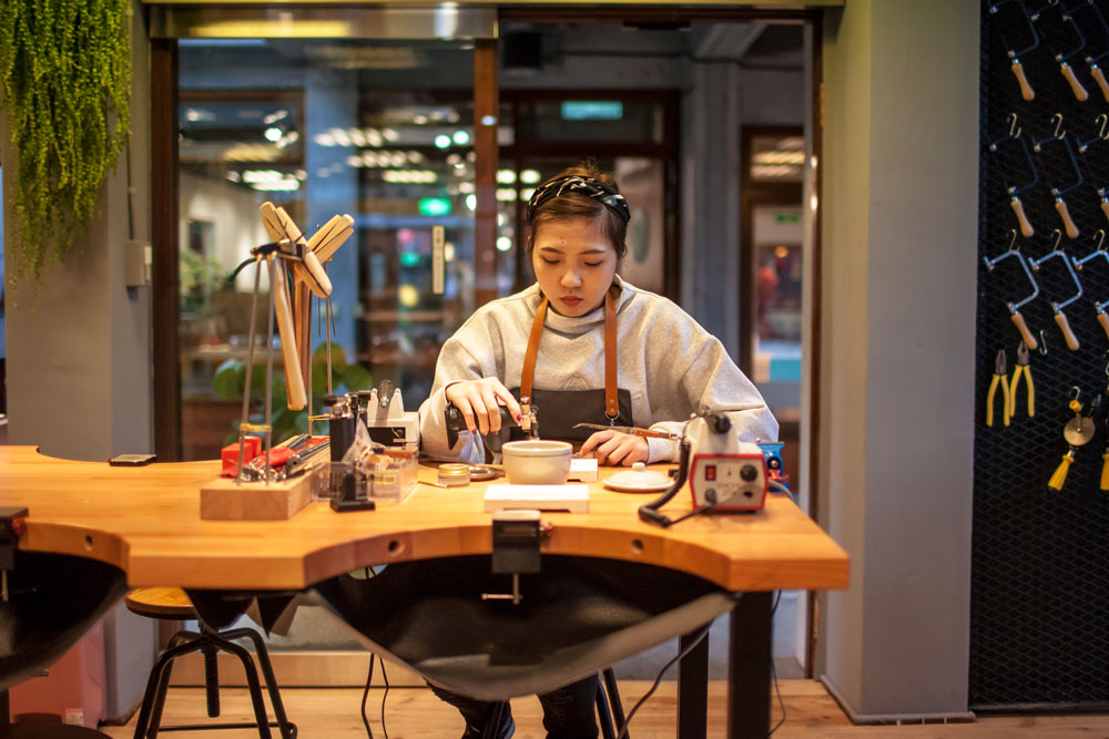 Silver-ring making at Xiangcheng Jingong