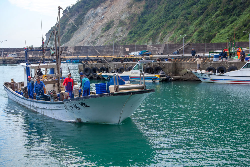 Fishing boat returning to Chaoyang Harbor
