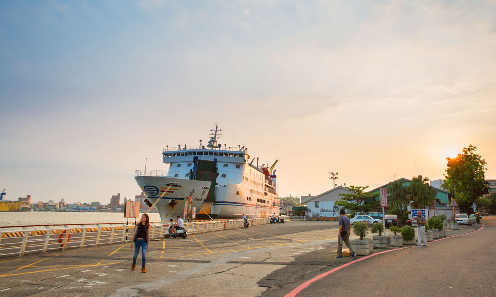 Ferry docked at Fisherman's Wharf