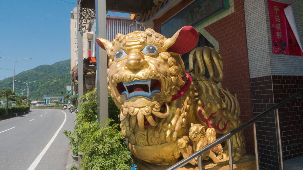 Lion at temple in Daxi