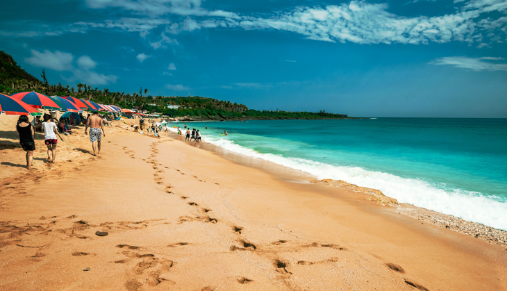 Golden sand beach of Baisha Bay