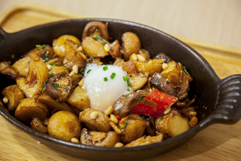 Garlic-fried mushroom with onsen tamago