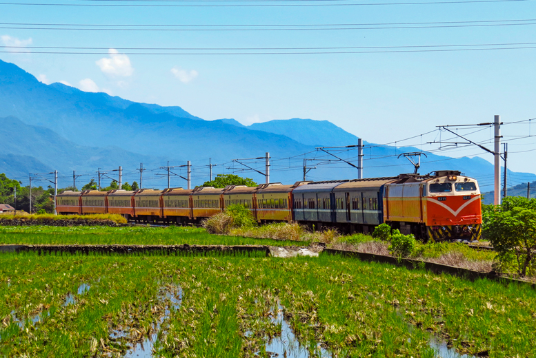 Taitung train through the valley