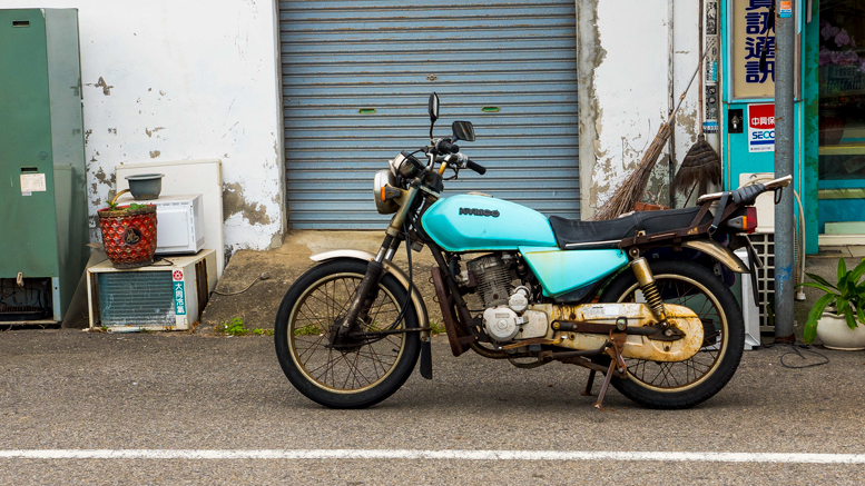 Turquoise motorcycle in Tongxiao