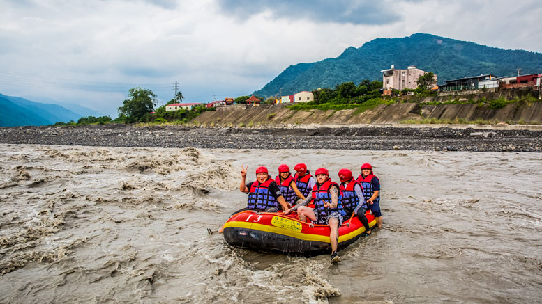 On the muddy waters of the Laonong River
