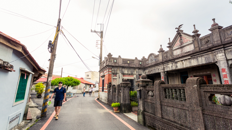 Walking past old houses in Wugoushui