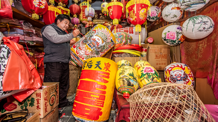 Traditional-paper-lantern master