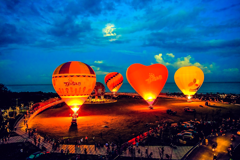 Hot-air balloon light show