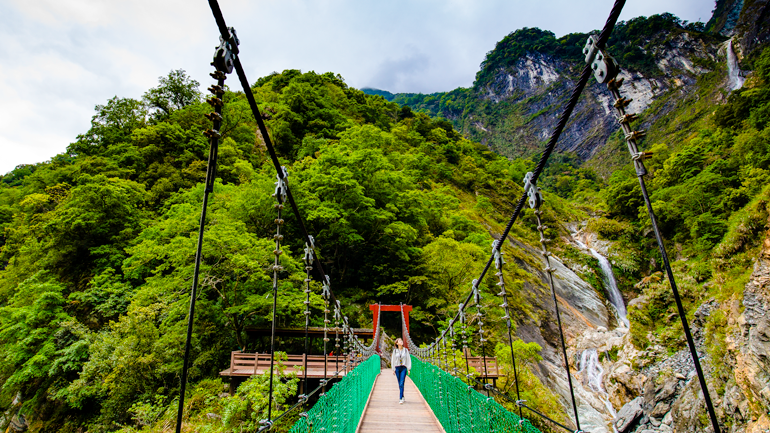 Suspension bridge near Baiyang Waterfall