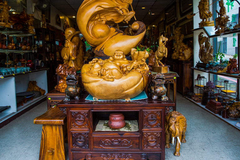 Wood sculpture shop in Sanyi