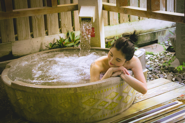 Hot-spring bathing at Zhiben
