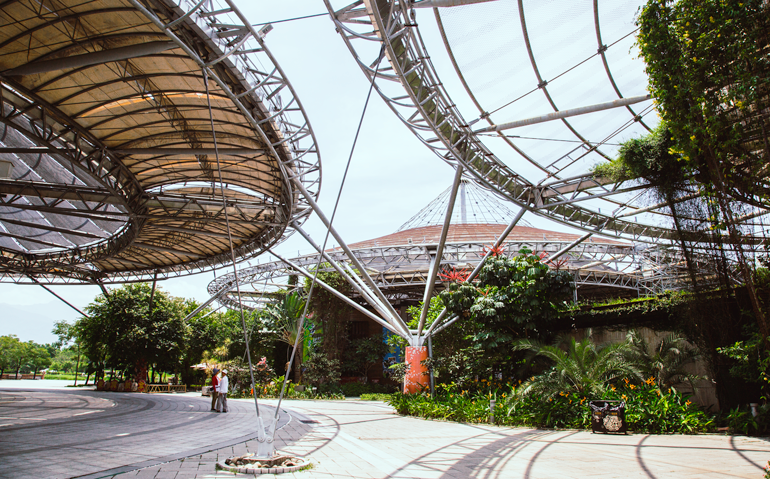 Massive steel-frame structures in the shape of oil-paper umbrellas