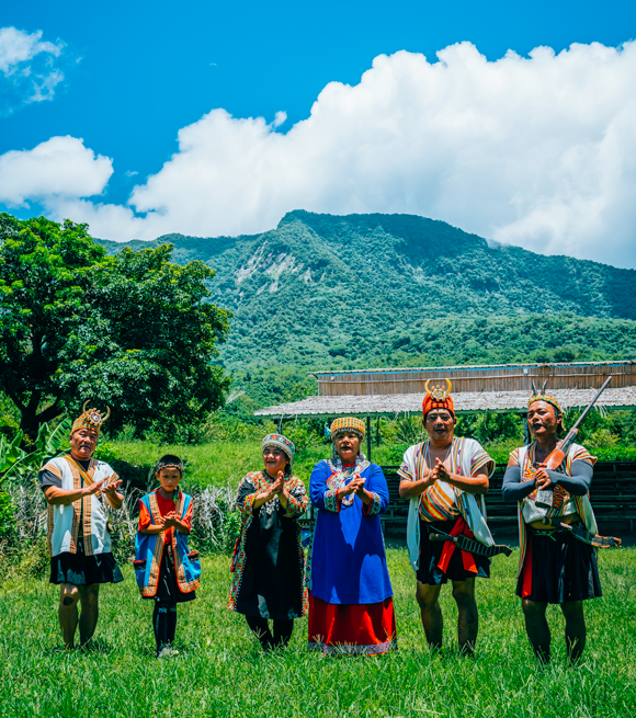 Welcoming song and dance